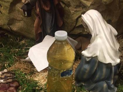 Milano, gesto choc nel presepe: spunta una bottiglietta di urina