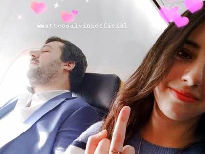 Adesso l'avvocato della Rackete giustifica il dito medio a Salvini