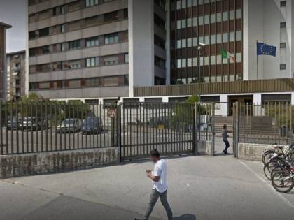 Vicenza, espulso albanese violento: pesta agenti e si infligge ferite