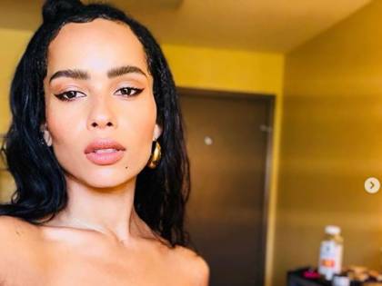 Zoe Kravitz nuda per festeggiare l'impeachment di Donald Trump