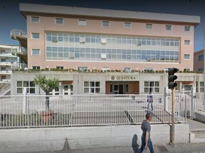 Siracusa, violento straniero attacca agenti: preso grazie a 17enne
