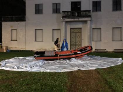 Giuseppe e Maria sul gommone. Ira residenti: "Ridateci il Natale"