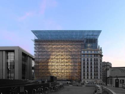 Il caso del nuovo palazzo Ue costruito da "immigrati clandestini"