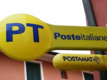 Salerno, rubava dai conti correnti degli anziani e dei morti: arrestata ex direttrice delle poste