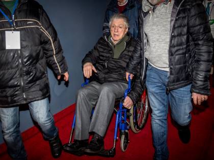 La stretta di mano tra Bossi e Gad Lerner al congresso della Lega