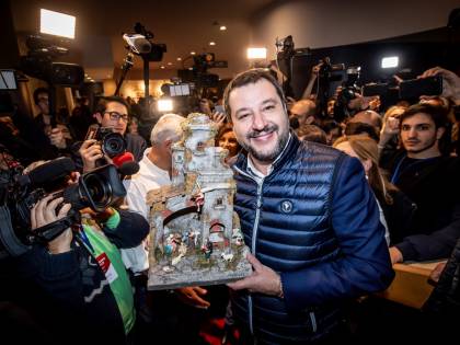 Il dito medio di Bossi e il presepe di Salvini: così la Lega Nord va in pensione