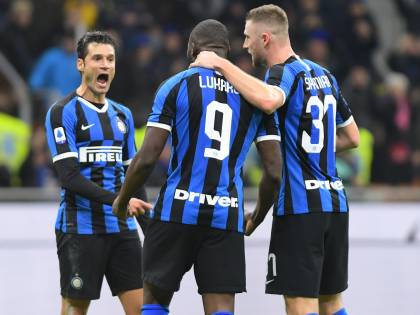 L'Inter doma 4-0 il Genoa e aggancia la Juventus in vetta alla classifica