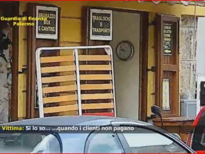Tassi fino al 1200%. Usuraio arrestato mentre riceve i soldi dalla vittima.