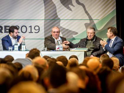"Aiutare il Sud a casa sua, sennò straripa come l'Africa". Ed è polemica su Bossi