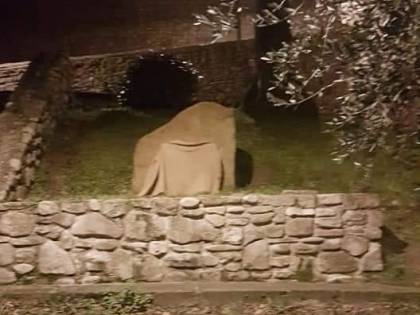 Il sindaco del Pd fa coprire la targa dedicata all'ispettore Raciti