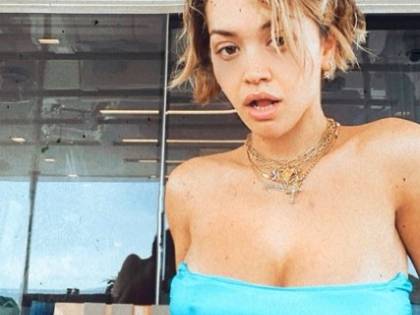 Rita Ora, il costume è sexy