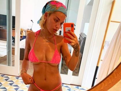 Rita Ora, il costume metallico fa impazzire i fan