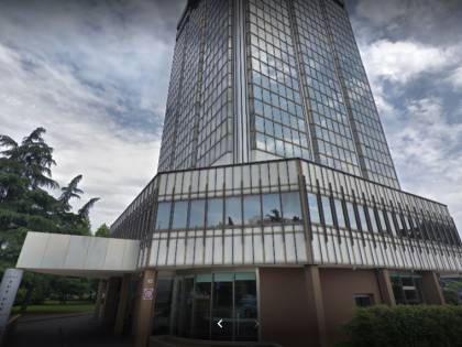 Milano, commando armato rapina il bancomat di un hotel