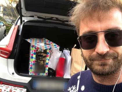 Natale amaro per la Iena Stefano Corti: "Auguri ai genitori separati come me che chiudono pacchi nei parcheggi"