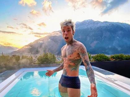Fedez con le stesse mutande della Leotta. E il web si scatena: "Anche lì Photoshop?"