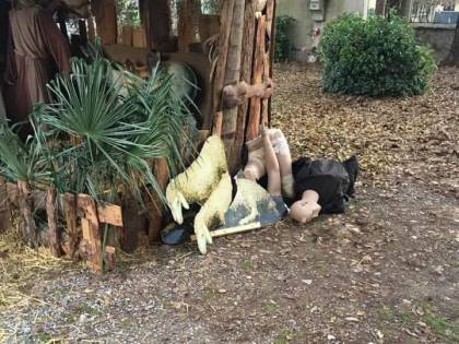 L'oltraggio alla vigilia di Natale: vandali distruggono il presepe