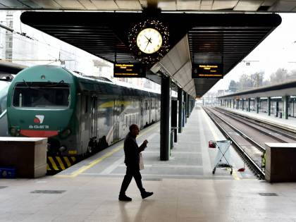 La capotreno pestata a pugni E nessuno dei presenti la aiuta