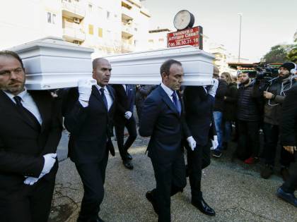 I feretri di Gaia e Camilla arrivano in chiesa per i funerali
