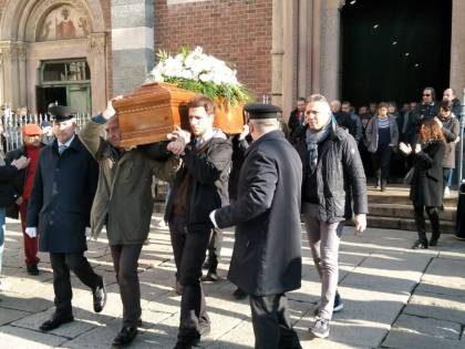 Milano, funerali di Piero Rattazzo al canto di "Bella ciao"