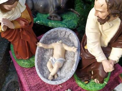 Il gesto choc nel presepe: tagliata la testa del Bambin Gesù