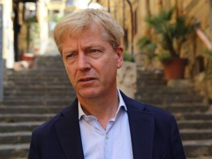 Pubblicò la foto di un avvocato "sporcaccione": sindaco va a processo