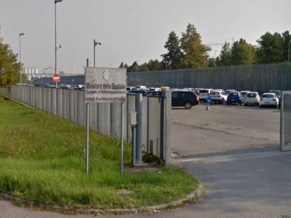 Pugni e testate all'infermiere dopo essersi ferito da solo in cella