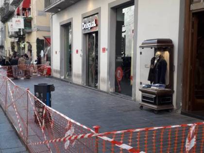 Paura a via Toledo, piovono calcinacci sui turisti