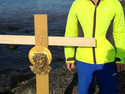 Mare rosso a Napoli, sulla spiaggia il crocifisso dei comitati: “Istituzioni assenti, ci salvi il Messia”