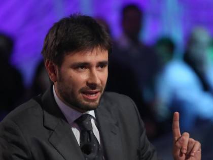 Lasciano 4 eurodeputati. Dibba prepara l'assalto contro Conte e Di Maio