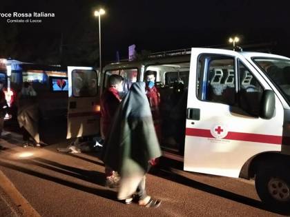 Lecce, all'alba sbarco di migranti: tra loro due bambini