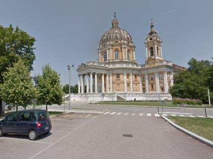 Torino, sinti colti a rubare nelle auto tentano di investire militare