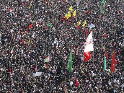 Teheran, milioni di persone ai funerali di Soleimani