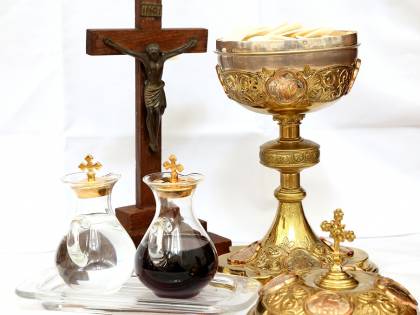 La Chiesa in "rosso": dimezzate le offerte dei fedeli