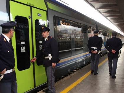 A bordo di un treno per scappare, la polfer arresta un ricercato