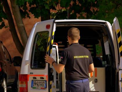 Lancio di oggetti contro ambulanza: sesta aggressione a medici in poche ore a