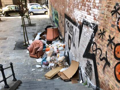 Piazza Scacchi ridotta a discarica, nonostante il restauro dell’Unesco