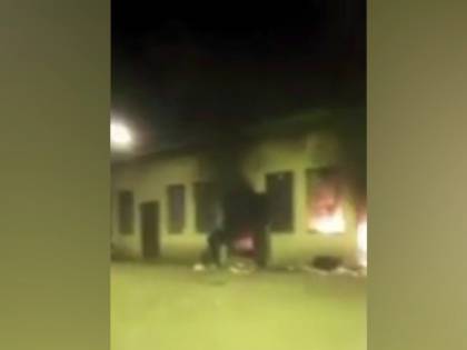Torino, caos al centro migranti: poliziotti presi a mattonate
