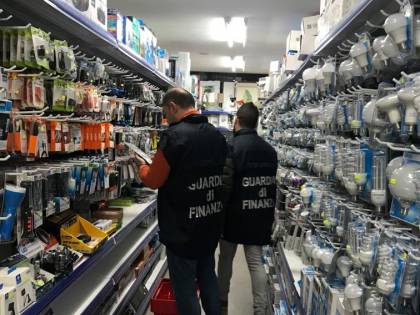 Prodotti non conformi alla sicurezza: maxi sequestro delle fiamme gialle