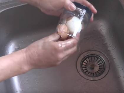 Il trucco per sgusciare l'uovo sodo in pochi secondi