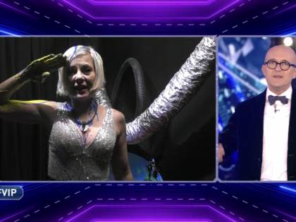 Gf Vip, Taylor Mega contro la Elia: "Questa è l'entrata che meritavi"