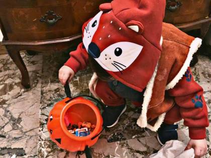 Denuncia il compagno violento e viene chiusa in una comunità con il figlio