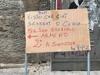 Cartello anti turisti a San Gregorio Armeno: esplode la polemica in città