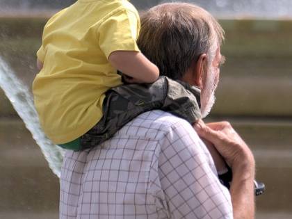Nonno violenta il nipotino: "Giochiamo ai fidanzati"