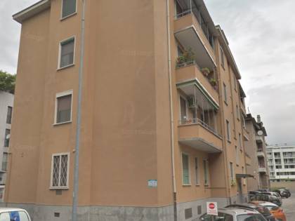 Bimba di 5 anni cade dal secondo piano di una palazzina: è grave