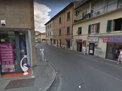 Prato, cinese pregiudicato aggredisce uomo con mannaia: arrestato