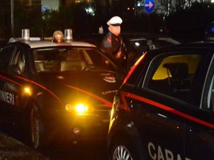 Reggio Emilia, follia al bar: albanese minaccia clienti e ferisce carabinieri