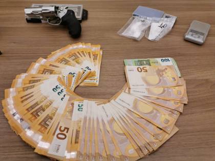Garbagnate, ha revolver nella scarpiera, una bomba a mano e la coca nel barbecue: arrestato pluripregiudicato