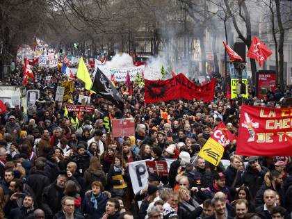 Parigi ripiomba nel caos e il governo sospende la riforma sulle pensioni