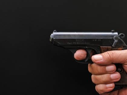 Studente minaccia professori all'esame con la pistola: "Promuovetemi"