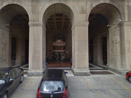 Bologna, marocchino segue donna nel palazzo e si cala i pantaloni